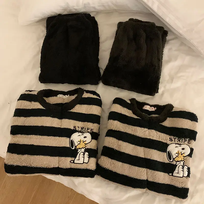 Men Shoes China - طقم بيجامات قطيفة مطرزة بنمط كرتوني